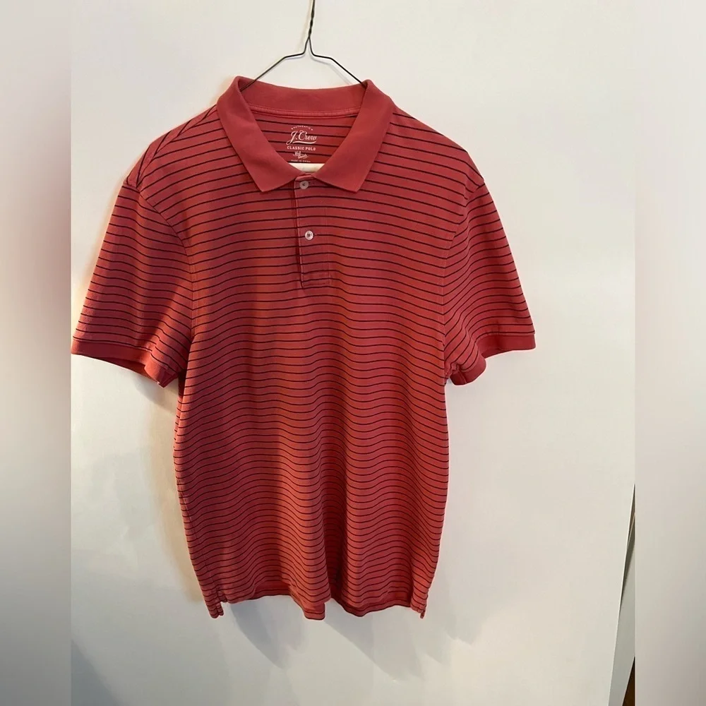 J CREW CORAL AND NAVY BLUE MEN’S CLASSIC POLO SHIRT “KNIT GOODS”